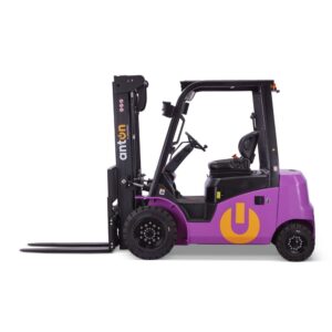 AntOn by Jungheinrich elektrische heftruck CBH 3.0 met drievoudige telescoop hefmast, hefhoogte 4.800 mm, draagvermogen 3.000 kg, weerbeschermingscabine Eco, inclusief externe lader 80 V, 60 A, CEE, 4-pins